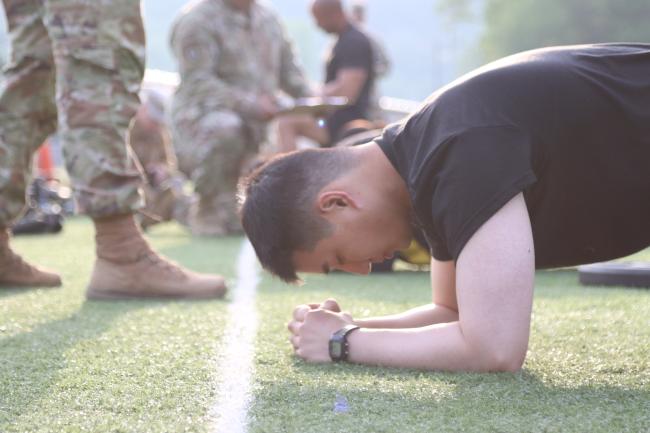 강영현 상병이 미 육군 전투체력측정(ACFT) 과목 중 플랭크를 하는 모습.