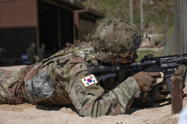 강영현 상병이 대회에서 M4 사격을 하는 모습.