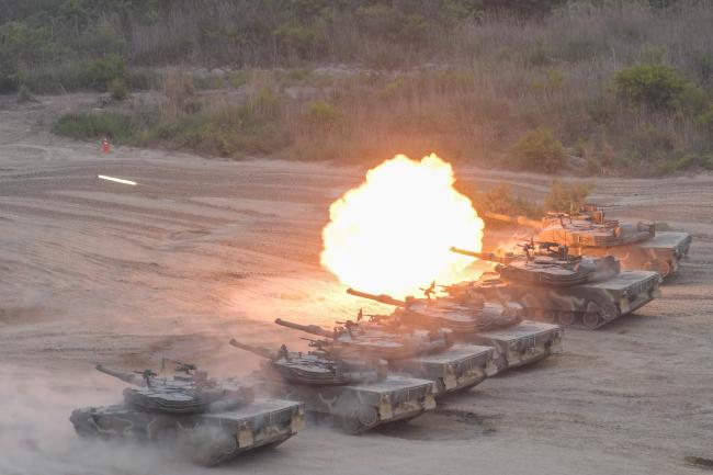 해병대1사단 전차대대 K1A2 전차들이 주둔지에서 390여 km 떨어진 경기도 연천군 일대 훈련장에서 포탄 사격훈련을 하고 있다.  부대 제공