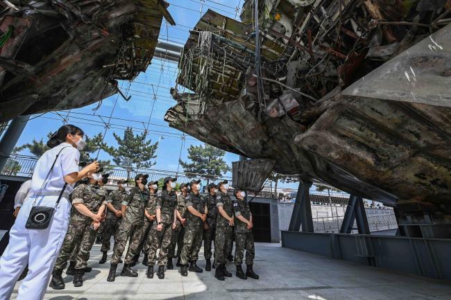 호국보훈의 달을 맞아 안보현장 체험교육에 나선 해군진기사 장병·군무원들이 천안함 전시관에서 안내 간부의 설명을 듣고 있다.  부대 제공