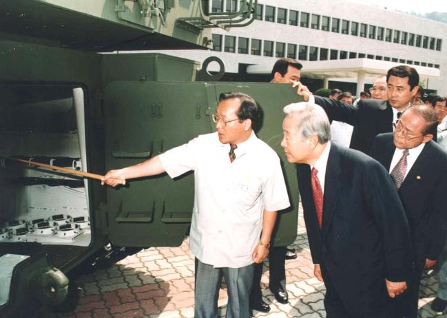 1997년 6월, 김영삼 대통령이 국방과학연구소를 방문해 K9자주포 시제를 살펴보고 있다. 사진=국방과학연구소