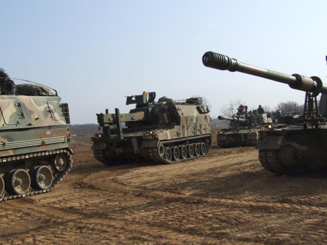 사격진지를 향해 기동하고 있는 K9과 K10탄약운반장갑차(가운데). 국방일보DB.
