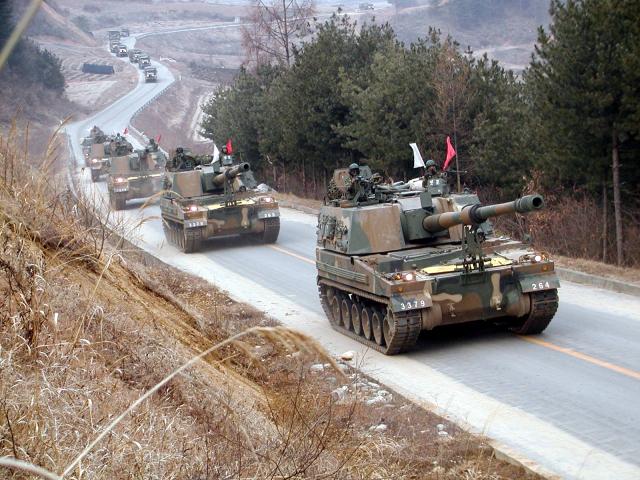 2002년 중동부전선에 최초 야전배치되었을 당시 육군2포병여단 K9자주포 대대가 사격진지를 향해 기동하고 있다. 국방일보DB.