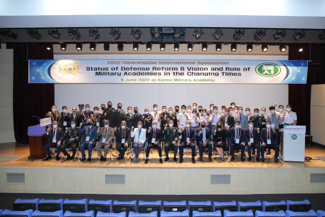 육군사관학교가 9일 교내 충무관 강당에서 개최한 ‘제22회 화랑대 국제심포지엄’ 참석자들이 기념사진을 찍고 있다.  부대 제공