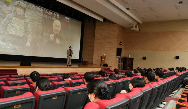공군11전투비행단 장병들이 9일 열린 사이버안보 교육에서 초빙 강연을 경청하고 있다.  부대 제공