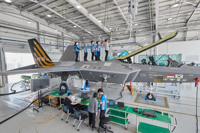 KF-21 보라매 전투기 시제 4호기의 연료계통 지상시험에서 엔지니어들이 공중급유 장치를 확인하고 있다.