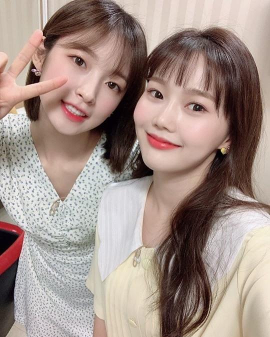 오마이걸 멤버 아린과 효정