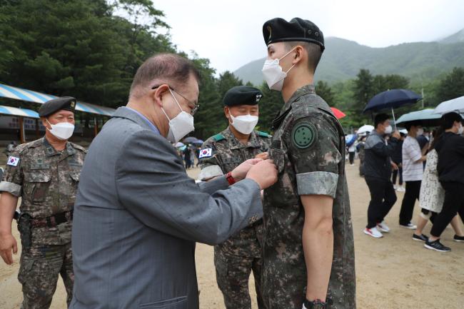 15일 육군7보병사단 신병교육대대에서 열린 신병 수료식에서 아버지가 아들에게 계급장을 달아주고 있다. 부대 제공