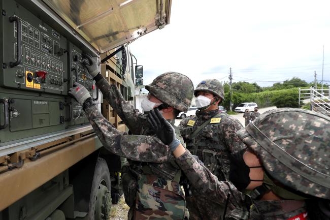 장병들이 운용지침에 따라 발사통제기를 조작하고 있다.