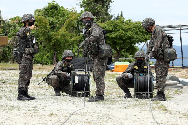 완벽한 작전을 위해 교전통제소와 발사대를 연결하는 케이블을 설치하고 있다.
