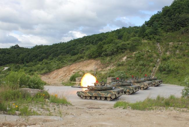 육군수도기계화보병사단 기드온대대 K1A2 전차가 16일 포사격을 하고 있다.  부대 제공 