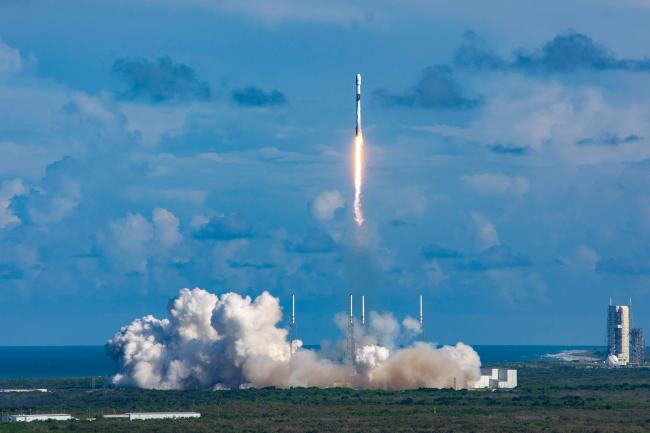 최근 민간의 정보통신기술과 사물인터넷 기술이 비약적으로 발전함에 따라 군 통신 분야에서 개방형 기술혁신 개념을 적용해야 한다는 목소리가 높아지고 있다. 사진은 우리나라 최초의 군사전용 통신위성 아나시스-II를 실은 팰컨9 로켓이 2020년 7월 21일 미국 플로리다주 케이프커내버럴 공군기지에서 발사되는 모습. 방위사업청 제공
