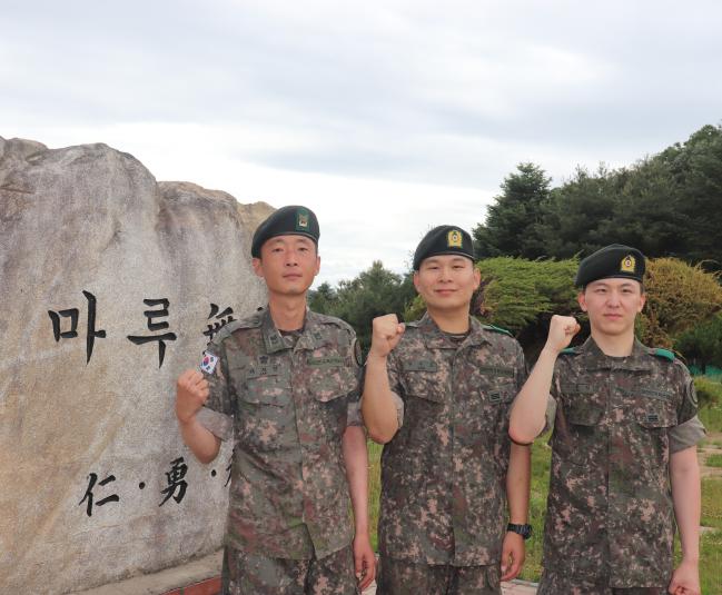 트럭 전복 교통사고 현장의 구조활동을 도운 육군20기갑여단 마루대대 이재현 상사, 임수호·이종일 상병(왼쪽부터).