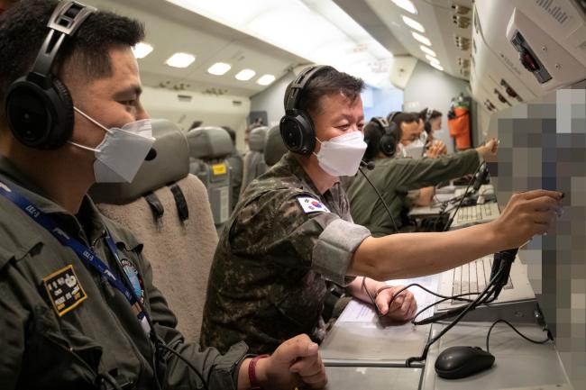 정상화(왼쪽 둘째) 공군참모총장이 20일 김해기지 군사대비태세 점검에서 E-737 항공통제기에 탑승해 공중 감시 임무를 확인하고 있다.  공군 제공
