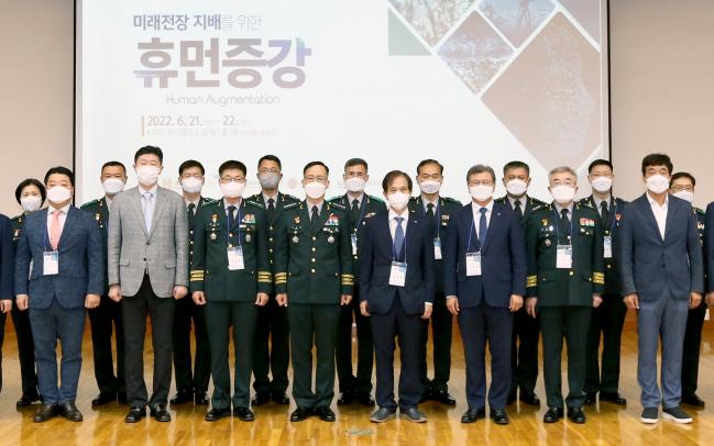 21일 열린 ‘제5차 코리안 매드사이언티스트 콘퍼런스’에 참석한 박정환(앞줄 왼쪽 넷째) 육군참모총장, 이광형(앞줄 왼쪽 다섯째) 카이스트 총장, 김복철(앞줄 오른쪽 셋째) 국가과학기술연구회 이사장 등 주요 내빈들이 기념사진을 찍고 있다. 육군 제공