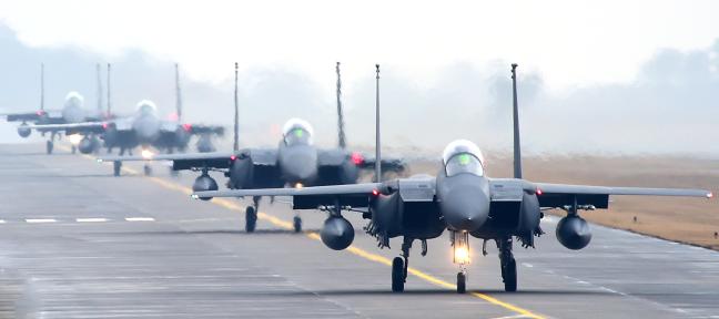 2015 소링 이글(Soaring Eagle) 훈련에서 F-15K 전투기 편대가 출격하고 있다. 국방일보DB