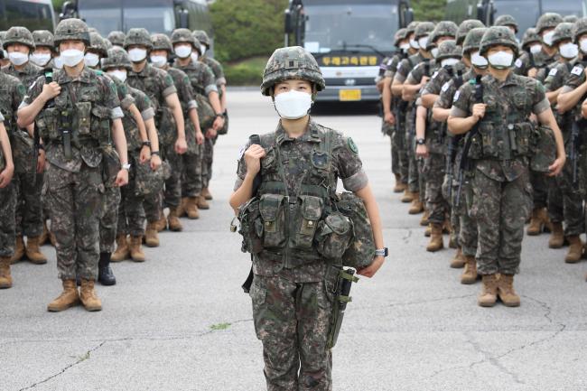 20일 하계 군사훈련을 시작한 육군사관학교 생도들이 강인한 체력과 정신력을 키울 것을 다짐하며 출발 신고를 하고 있다.  부대 제공
