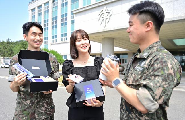 첫 부임지를 해군3함대로 배치받은 초임 간부와 군무원이 웰컴 키트를 받고 활짝 웃고 있다. 사진 제공=정윤화 하사