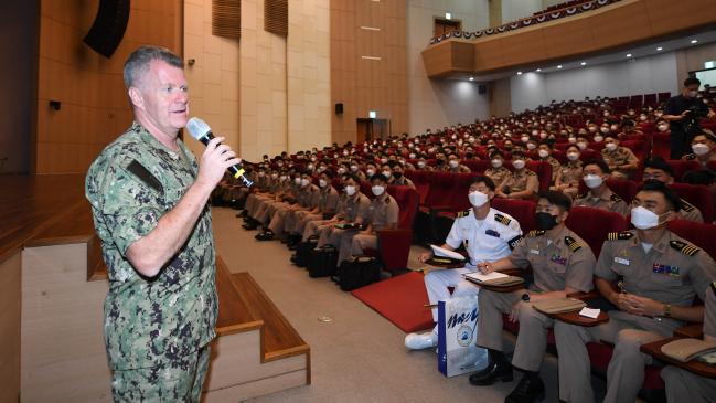 사무엘 파파로 미 태평양함대사령관이 22일 해군사관학교를 방문해 ‘한미 해군의 공통된 임무와 해군장교 리더십 원칙’을 주제로 강연하고 있다.  해군 제공