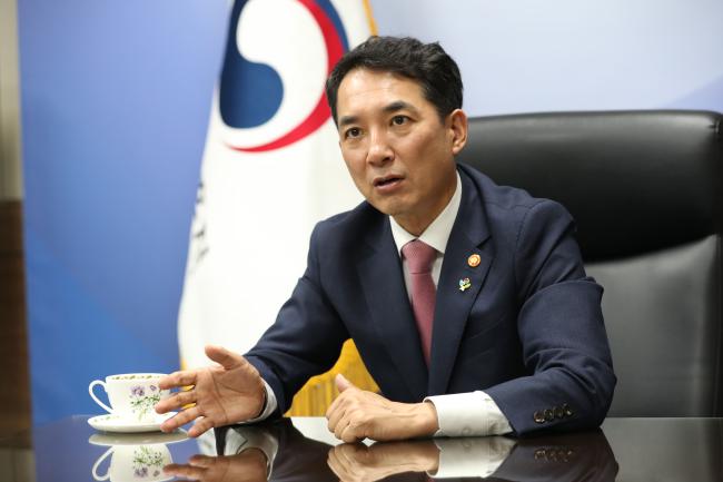 박민식 국가보훈처장이 국방일보와 인터뷰하면서 보훈의 중요성을 강조하고 있다. 박 보훈처장은 보훈 가족이 ‘자긍심’을 가질 수 있도록 마음을 보듬는 것이 무엇보다 중요하다는 입장을 피력했다. 