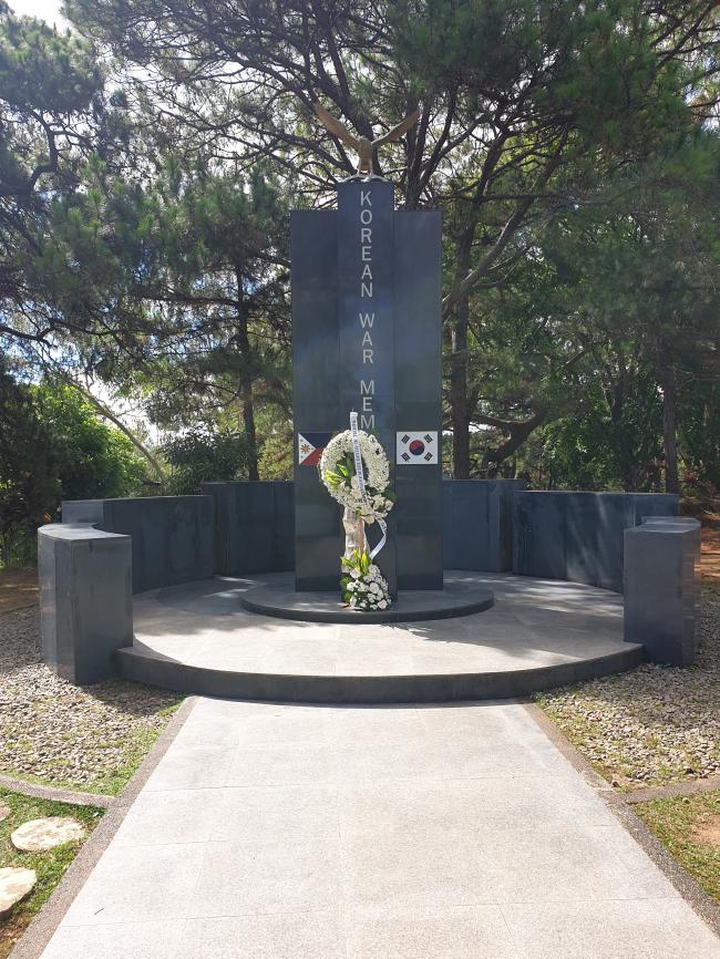 필리핀 사관학교 영내 도로 옆에 세워진 6·25전쟁 참전기념탑. 