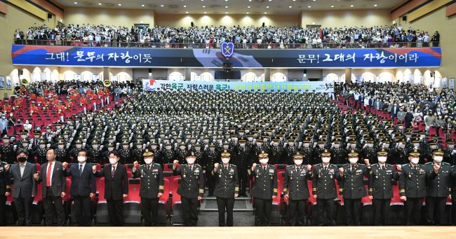 학사사관 67기 및 간부사관 43기 통합 임관식에서 박정환(앞줄 왼쪽 일곱째) 육군참모총장과 신임 장교들이 기념사진을 찍고 있다.