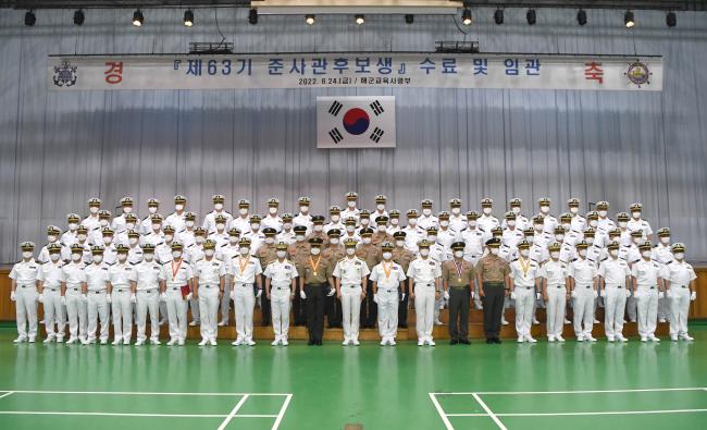 해군·해병대 준사관후보생 63기 임관식에서 이성열(오른쪽 열한 번째) 해군교육사령관과 임관자들이 사진을 찍고 있다.