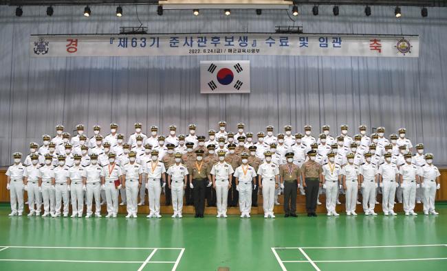 해군·해병대 준사관후보생 63기 임관식에서 이성열(오른쪽 열한 번째) 해군교육사령관과 임관자들이 사진을 찍고 있다.
