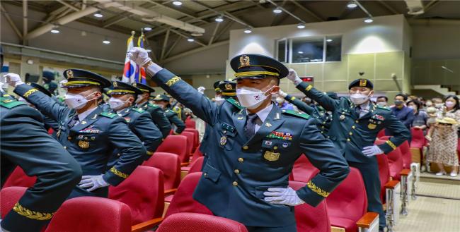 육군부사관학교에서 열린 훈련부사관 임명식에서 신임 훈련부사관들이 구호를 외치고 있다.