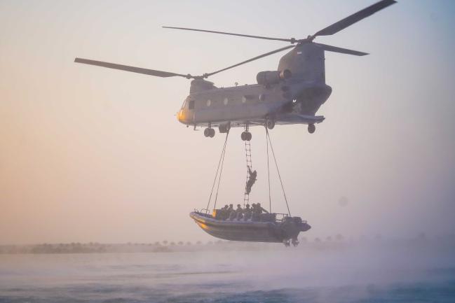 아크부대 19진 해상작전대가 UAE군과의 2차 연합훈련에서 립 호이스트 방식을 활용한 해상침투훈련을 하고 있다.  부대 제공