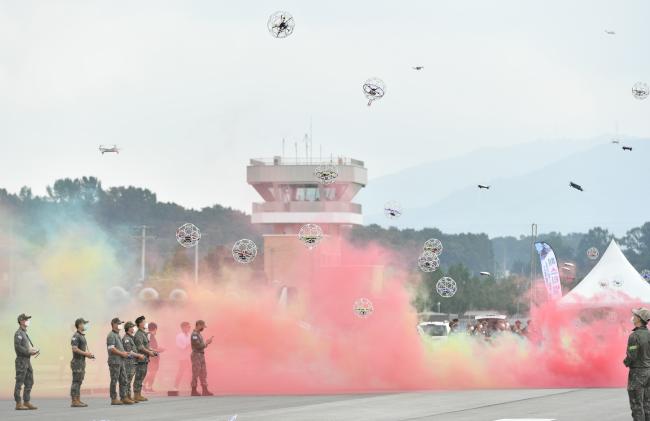 육군지상작전사령부와 양주시가 공동 주최한 ‘2022 육군 아미타이거 드론봇 페스티벌’ 첫날인 지난 24일 민·관·군 화합 드론 날리기 행사에서 시민들과 장병들이 드론을 동시에 날리고 있다.