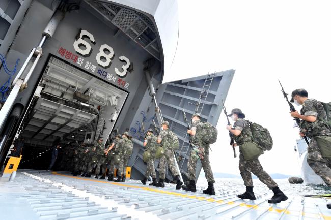 하계 군사훈련에 돌입한 해군사관학교 1학년 생도들이 해병대 상륙작전 실습을 위해 상륙함에 오르고 있다.  사진 제공=김찬미 하사