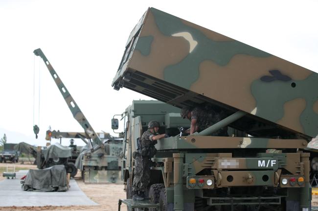 육군3군수지원여단 장병들이 27일 충남 서산 비행장에 구축된 지역분배소에서 천무 발사대를 정비하고 있다.