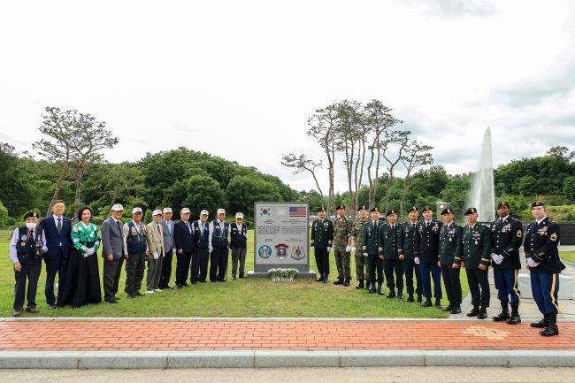 육군특수전사령부가 28일 개최한 8240부대 추모비 제막식 참석자들이 기념사진을 찍고 있다.  부대 제공