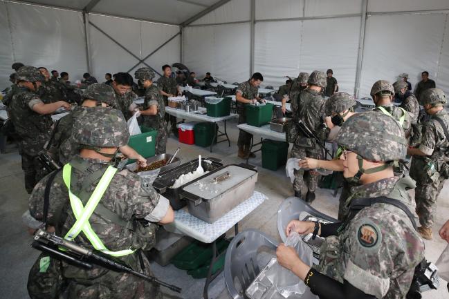 다음 달 1일까지 합동참모본부 주관으로 진행하는 합동지속지원훈련 현장에 설치된 육군 이동식 근무지원시설에서 장병들이 식사를 하고 있다. 군은 전투부대의 교육훈련 집중을 위해 훈련장에 식당·화장실·샤워실 등 근무지원시설을 민간 위탁으로 설치·운영한다. 