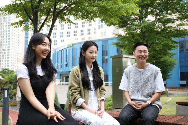 국군복지단 송파학사 사생 이서진·유아현·이태한(왼쪽부터) 학생이 송파학사의 장점을 설명하고 있다.