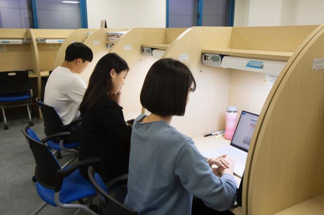 독서실에서 공부 중인 송파학사 사생들. 모든 학사에는 독서실, 휴게실, 세탁실, 헬스장 등이 갖춰져 있다.