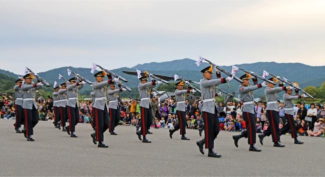 코로나19로 2년간 연기됐던 ‘2022 계룡세계군문화엑스포’의 개막이 100일 앞으로 다가왔다. 사진은 코로나19 유행 이전에 열렸던 2019 계룡군문화축제에서 우리 군 의장대가 의장시범을 선보이는 모습. 