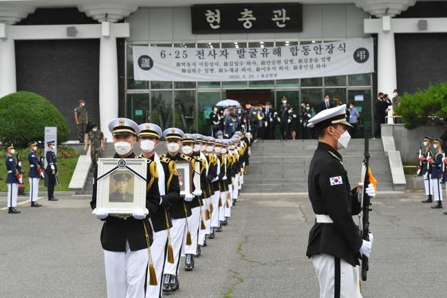 29일 서울 동작구 국립서울현충원에서 열린 6·25 전사자 발굴유해 합동 안장식에서 장병들이 영현을 봉송하고 있다.  백승윤 기자