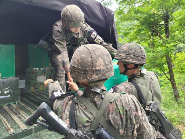 낙석 피해로 건물이 무너진 상황을 가정한 재난 대응 훈련에 열중하고 있는 장병들.  부대 제공