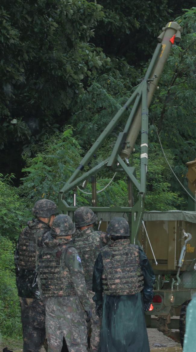 30일 진행된 수목 지역 지뢰지대 극복 전투 실험에서 육군6공병여단 장병들이 지뢰지대 개척 선형 폭약(미클릭) 발사를 준비하고 있다.  부대 제공