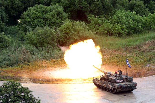 육군11기동사단 기갑수색대대가 30일 실시한 전투사격 훈련에서 K2 전차가 표적을 향해 포탄을 발사하고 있다.