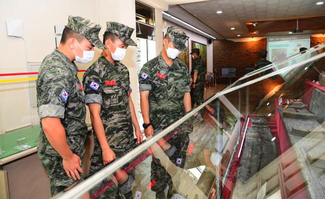 해병대9여단 장병들이 제주 지역 안보견학지를 둘러보며 호국역사와 애국정신을 되새기고 있다. 
 부대 제공