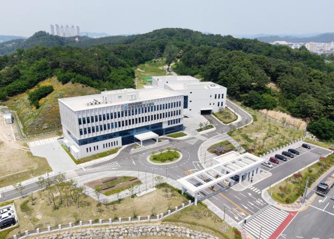 국방신뢰성연구센터는 국방기술품질원이 신뢰성 관련 업무 역량을 강화하기 위해 2020년 1월 개소한 전문연구기관이다. 사진은 대전에 위치한 국방신뢰성연구센터 전경.