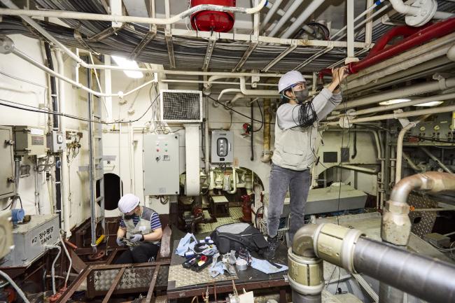 신뢰성시험분석팀 연구원들이 해군 함정에서 발생하는 이상 소음·진동을 측정하고 있다.