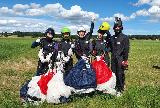 제45회 WMPC 여군 상호활동 부문 1위를 차지한 육군특전사 선수들과 카메라 플라이어(맨 오른쪽)가 경기를 마친 뒤 기념사진을 찍고 있다. 부대 제공