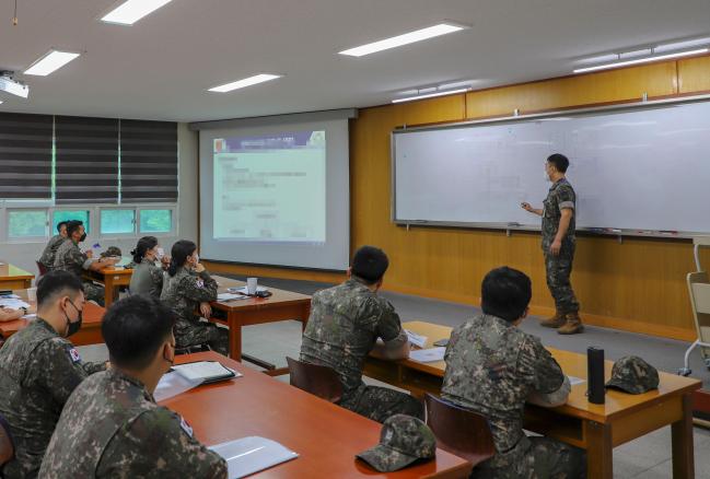 육군화생방학교 나규태(소령·진) 핵·대량살상무기기술지원장교가 대화생방테러 과정 교육생들에게 통합상황조치를 설명하고 있다.  부대 제공