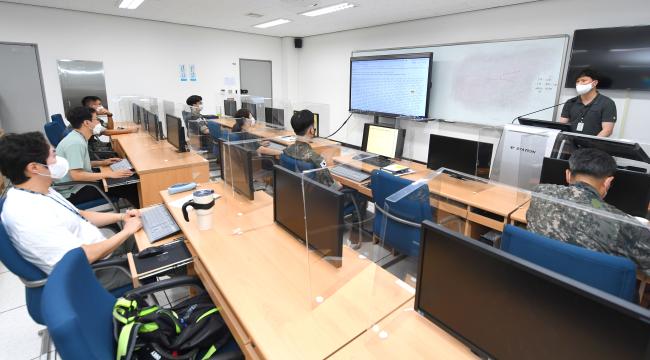 해군교육사령부 ‘Navy AI 캠프’에 참여한 장병·군무원들이 지난 1일 정보통신학교 인터넷원격교육장에서 알고리즘 구현 강의를 듣고 있다.  부대 제공