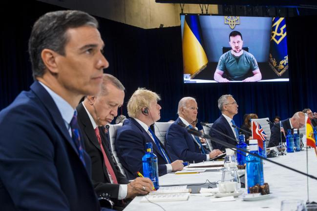 나토(NATO) 정상회담을 통해 30개 회원국은 우크라이나 전쟁 이후 유럽-대서양 집단안보의 방향을 제시하는 ‘신전략개념(Strategic Concept 2022)’을 발표했다. 사진은 나토 회원국 정상들이 지난달 29일 젤렌스키 우크라이나 대통령의 화상 연설을 경청하는 모습.  연합뉴스 
