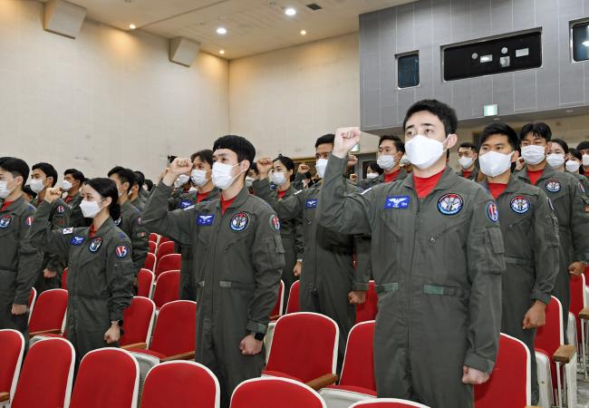 공군15특수임무비행단 조종사들이 4일 열린 ‘조종사의 날’ 행사에서 영공 수호 의지를 다지고 있다. 
 사진 제공=김동범 중사